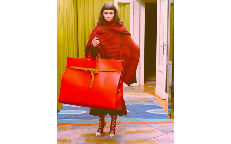 Mini bags are cute, but in 2024, large bags are in the spotlight and have a unique charm of their own.
