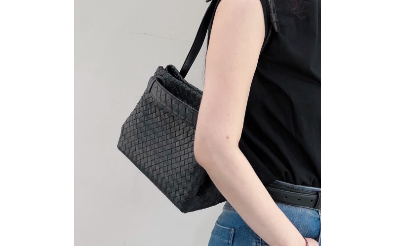 Black color crossbody bags BV9305