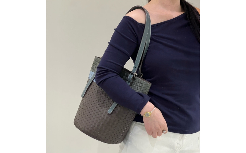 Woven bucket bag