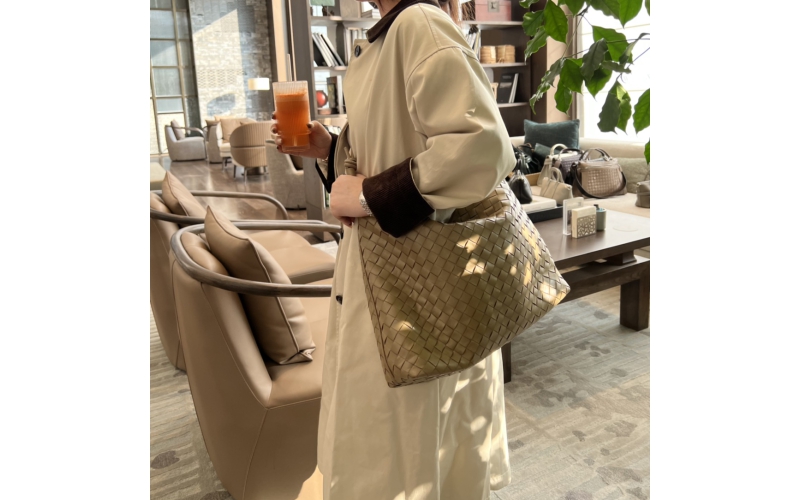 Woven tote bag